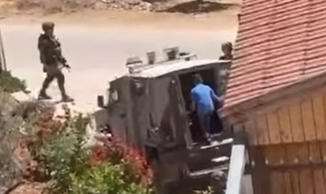 قوات الاحتلال خلال اعتقالها طفلا من بيت دجن اليوم